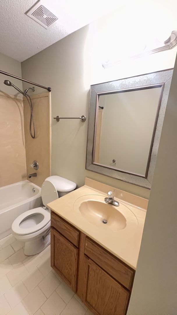 Building Photo - Spacious 3-Bedroom Home with Double Garage...