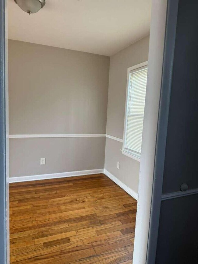Building Photo - Beautiful updated townhome