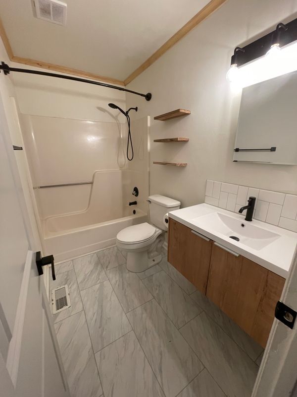 Building Photo - 101 Royal Forest Ct