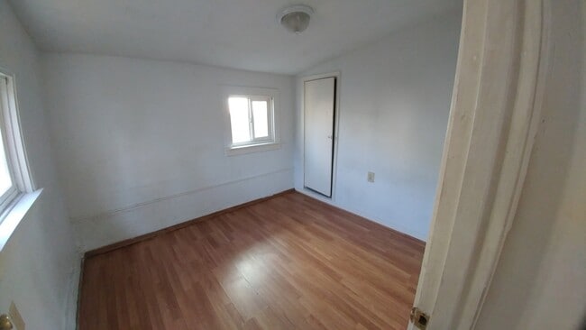 Building Photo - 2 bedroom, 1 bath- House