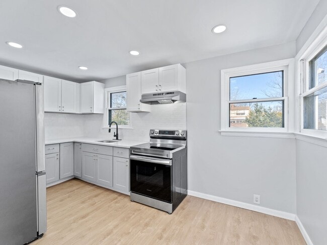 Building Photo - Charming Woodbury Home with Enclosed Backyard & Deck