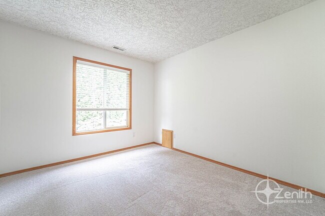 Building Photo - 5408 NE 101st Cir