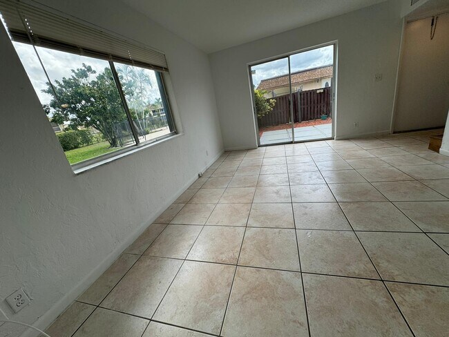 Building Photo - 2130 Sherwood Forest Blvd