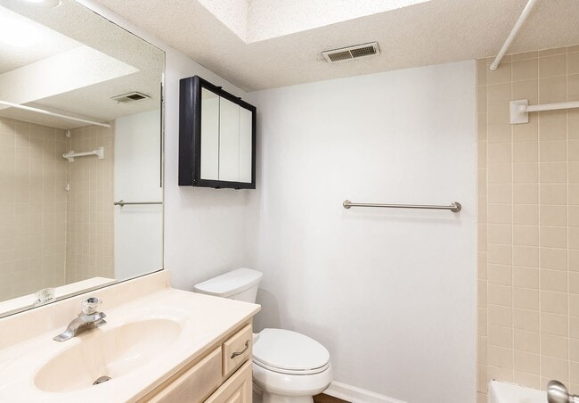 Building Photo - Shawnee Condo all redone close to Shops an...
