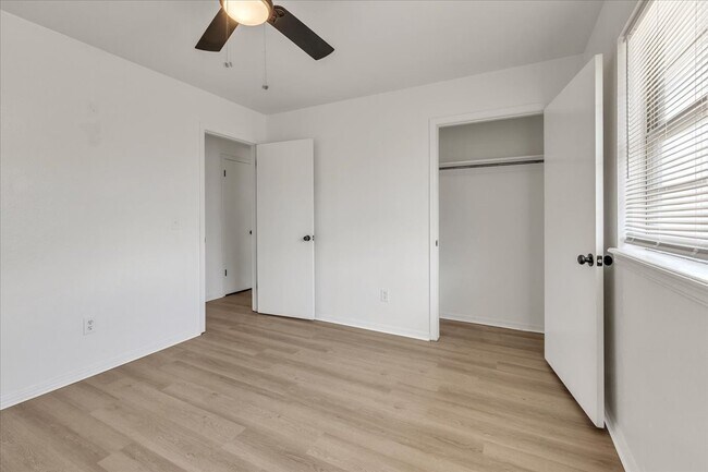 Building Photo - 9800 Willow Wind Dr