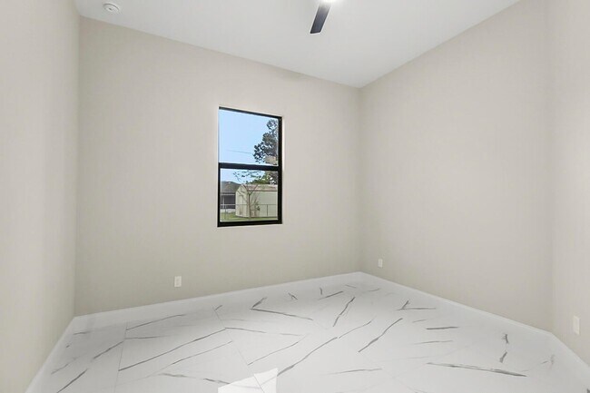 Building Photo - 1143 SW Estaugh Ave