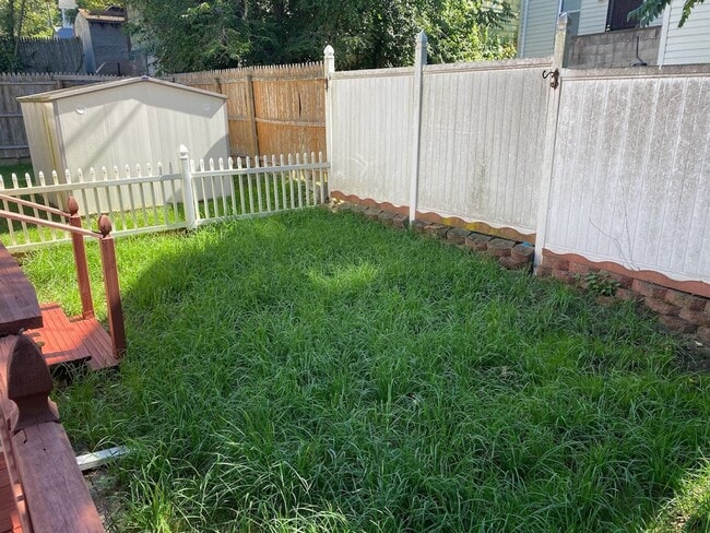 Building Photo - Cozy 1 Bedroom / 2 Bathroom Home in Braddock