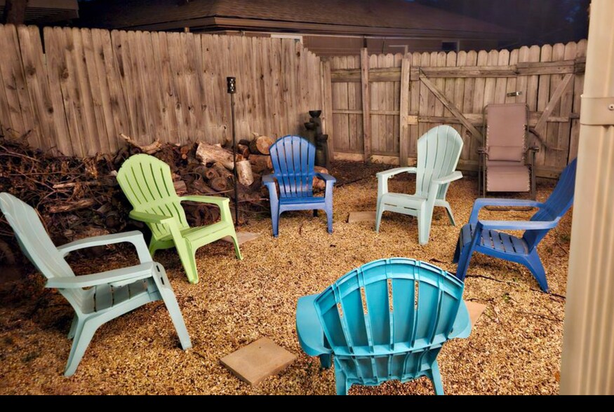 Building Photo - 1615 Camelot Dr