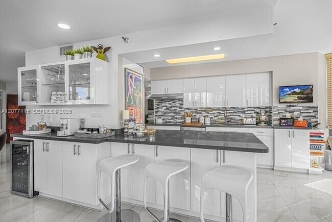 Building Photo - 3500 Mystic Pointe Dr