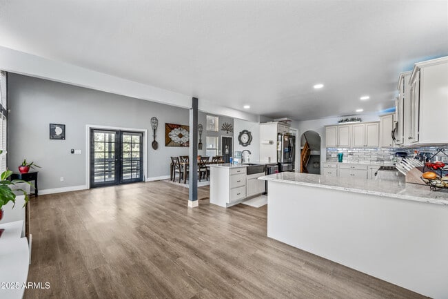 Building Photo - 1207 N Arrowhead Dr