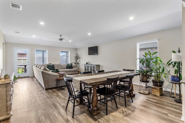 Building Photo - 1008 Llano Trl