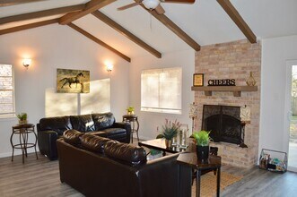 Building Photo - Beautifully remodeled 4 bedroom 2 bath hom...