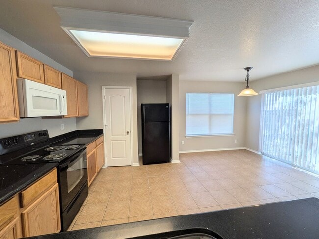 Building Photo - Very Nice 4 Bedroom Home In Convenient Northwest Location!