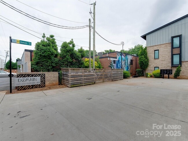 Building Photo - 225 Domain Way