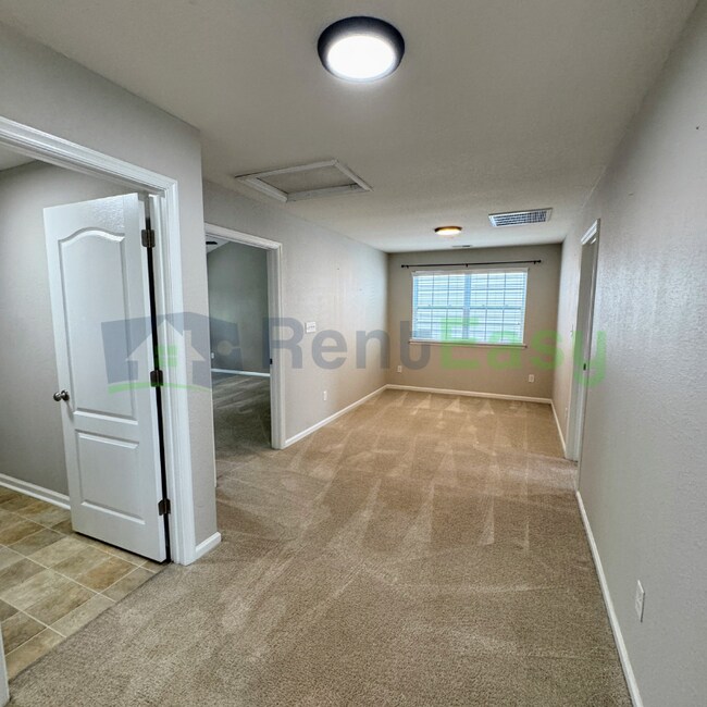 Building Photo - 1005 Silver Charm Cir