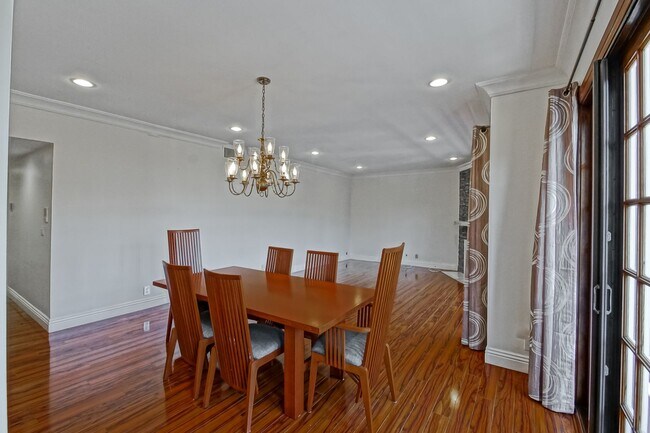 Building Photo - NICELY REMODELED, 2BR2.5BA, 1700 SQ FT CON...
