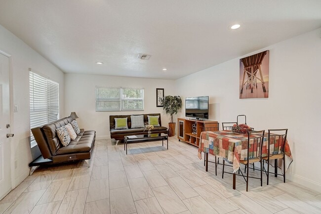 Building Photo - 2 Bed / 1 Bath Cozy Downtown Duplex Apartment