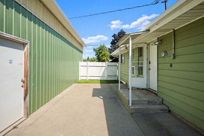 Building Photo - Large Central Valley Duplex - Available Now!