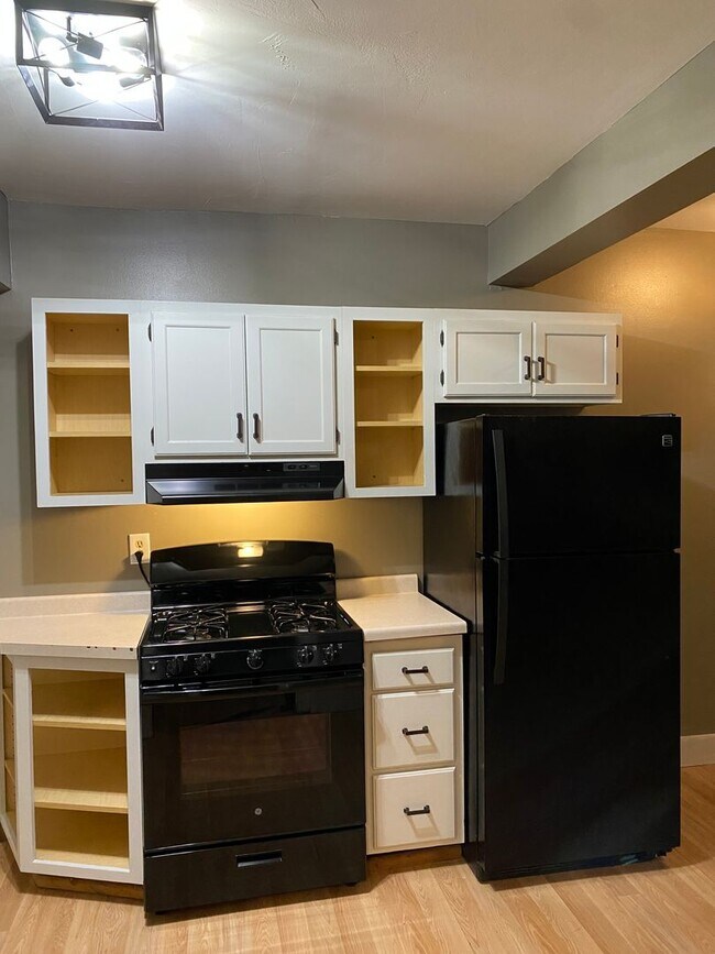 Building Photo - 2016-2018 E 6th Street