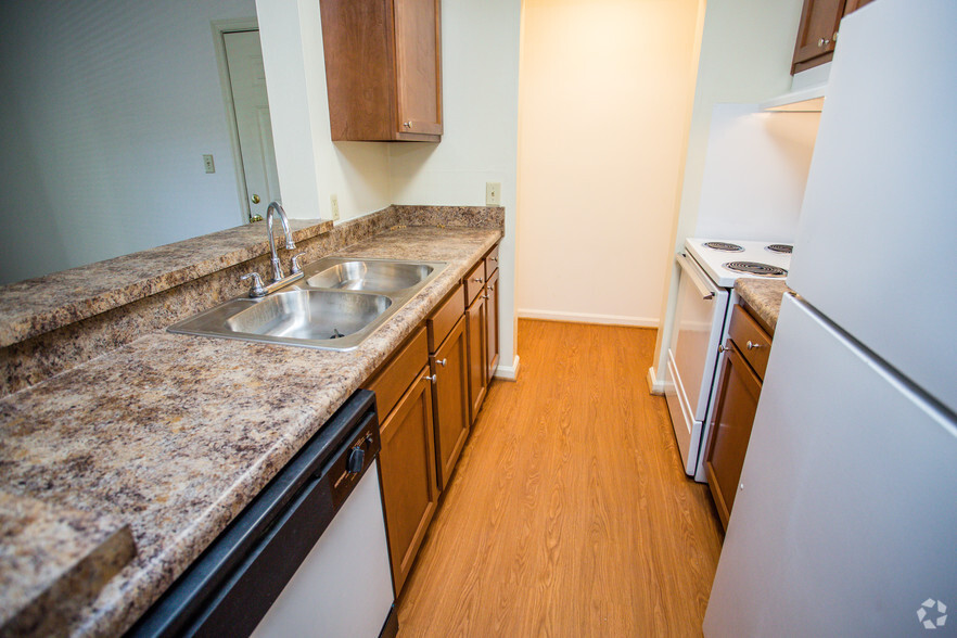 Kitchen - Wellesley Woods Apartment Homes