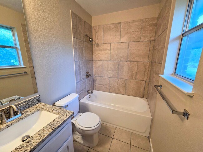 Building Photo - Charming 3-Bed, 2-Bath Country Home in Kem...