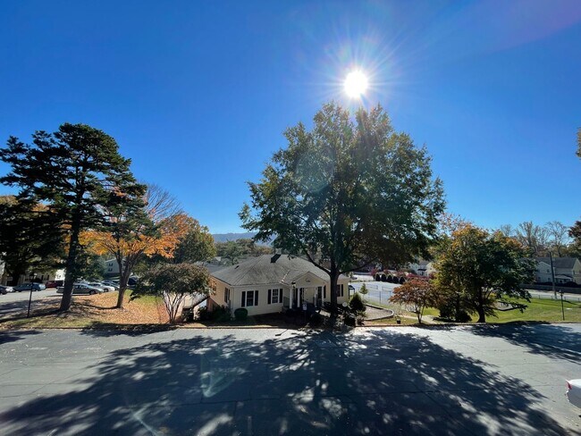 Building Photo - 1311 Villa Way