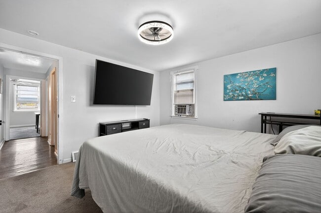 Building Photo - 3 Bedroom, 1 Bath Smart Fully Furnished To...
