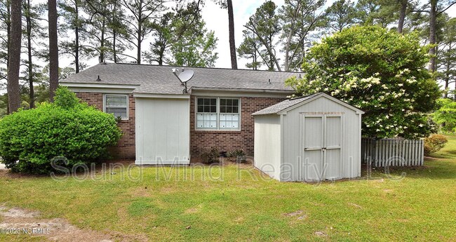 Building Photo - 1633 Country Club Rd