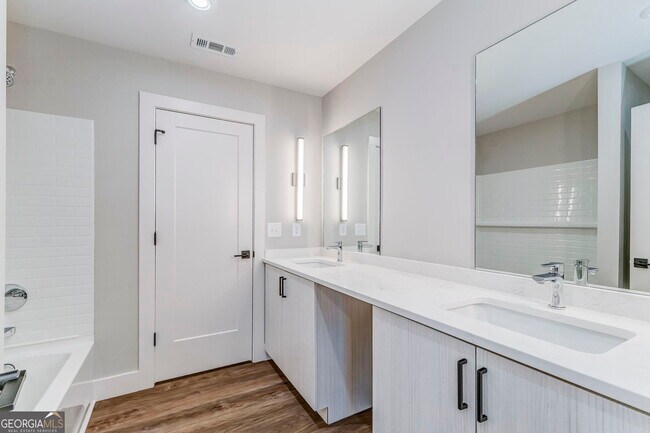 Building Photo - 93 Chateau Dr SE