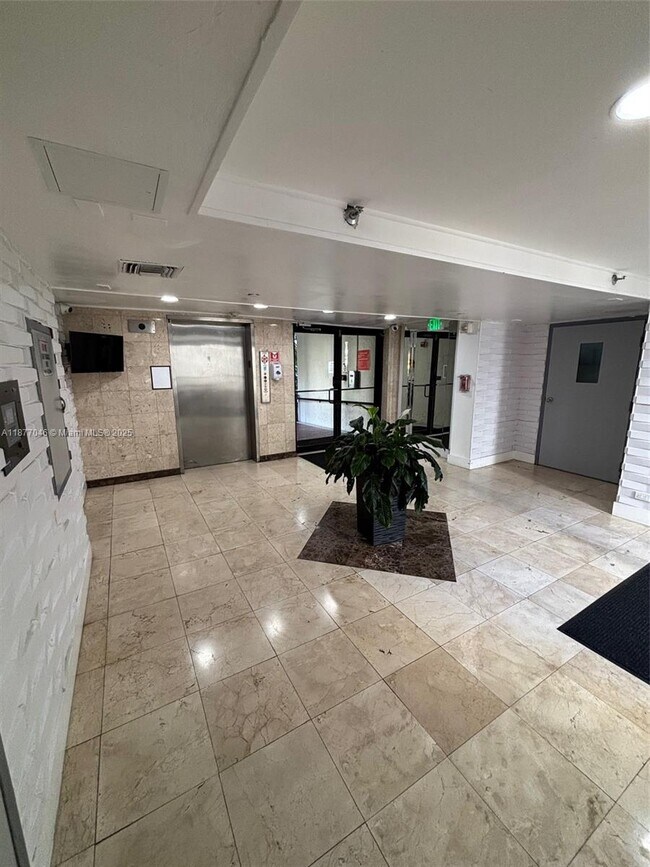 Building Photo - 17011 N Bay Rd