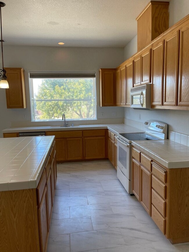 Building Photo - 5-Bedroom, 3-Bathroom Home for Rent on 1-A...