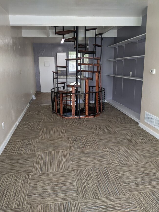 Building Photo - Oakland 2 Bedroom 1 bath house convenient ...