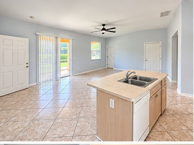 Building Photo - 4610 SW 16th Pl