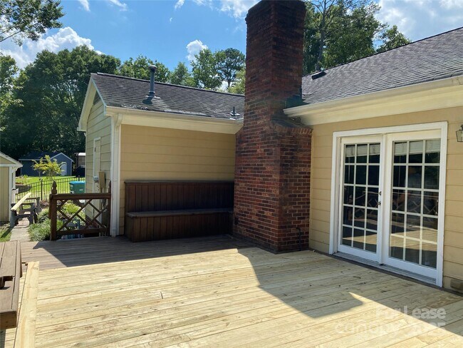 Building Photo - 1025 Thornsby Ln