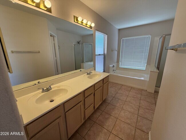 Building Photo - 1413 W Orchid Ln