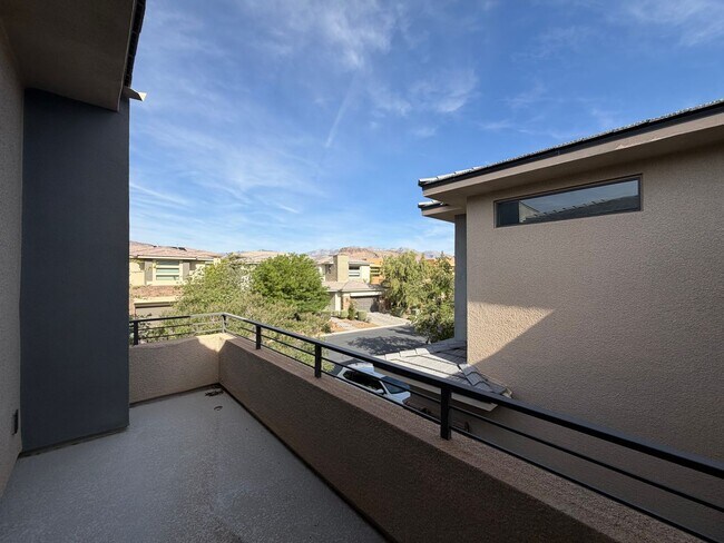 Building Photo - 4 Bed, 4.5 Bath Summerlin Home in The Ridges with Resort-Style Backyard