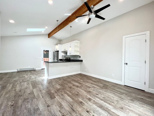 Building Photo - Stunning 1-Bed, 1-Bath with Private Entrance/Parking - UTILITIES INCLUDED!