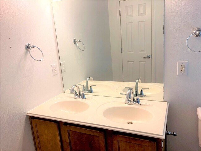 Building Photo - 4611 Pin Oak Creek Ln