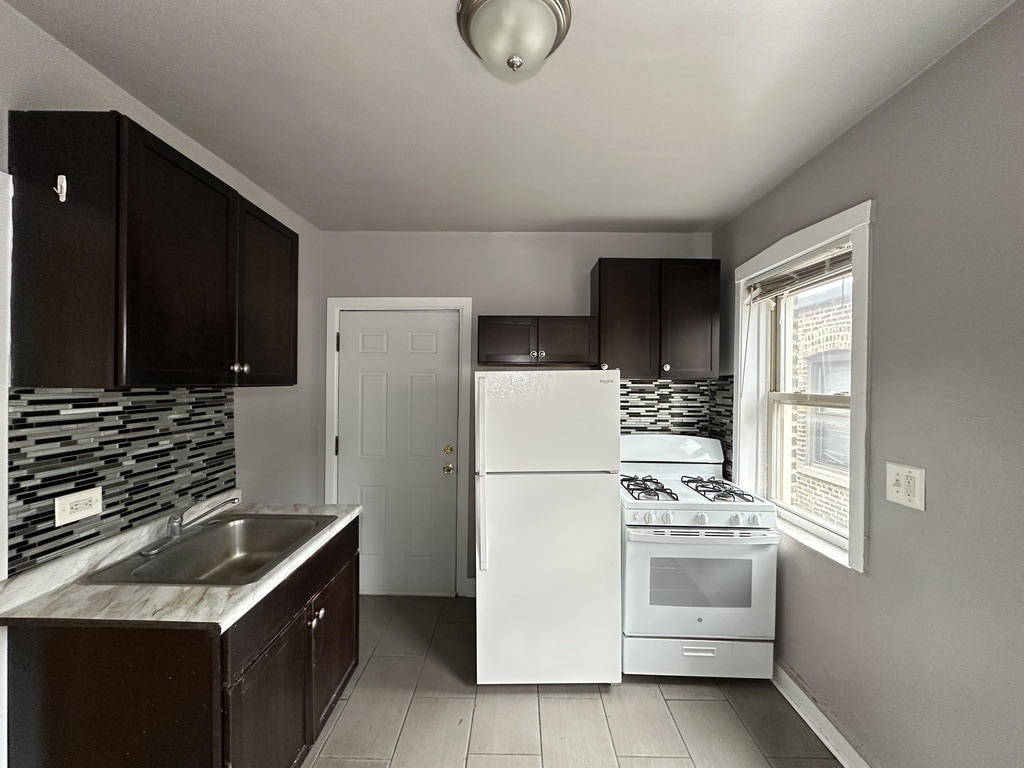 Building Photo - 4027 W Melrose St