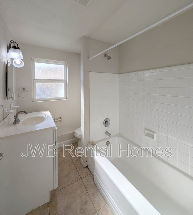 Building Photo - 222 16th Ave N