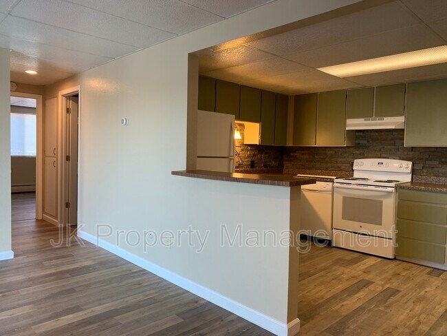 Building Photo - 1401-142B 2b St S