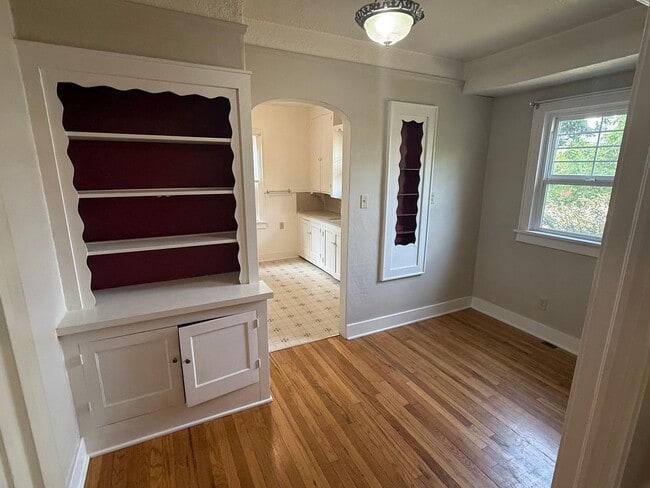 Building Photo - Charming 2BR/1BA Campus House