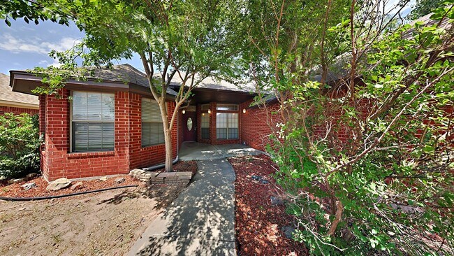 Building Photo - Beautiful 3 Bed 2 Bath Home in Moore Schools