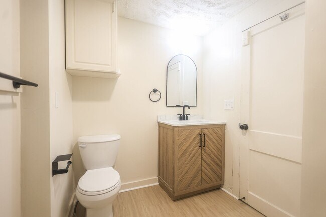 Building Photo - 3 bedroom 2 bathroom single family home | section 8 and EDEN welcomed