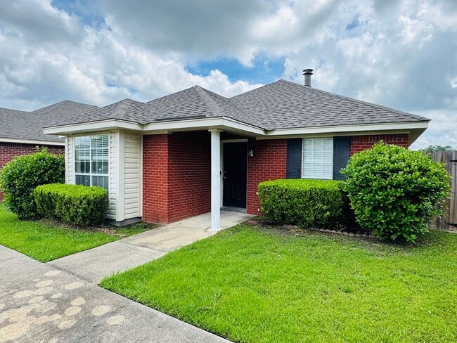 Primary Photo - Your new home is just a putt away with thi...