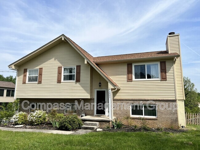 Building Photo - 2405 Bishops Bridge Rd