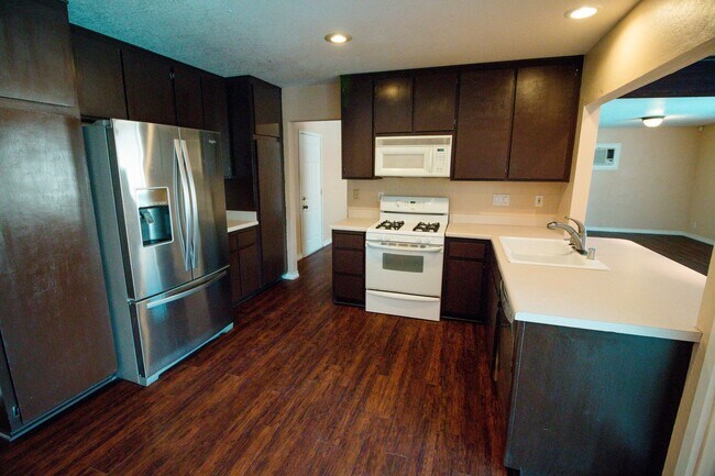 Building Photo - Spacious 4 Bed / 2 Bath Pool Home in Prime Corona Location!