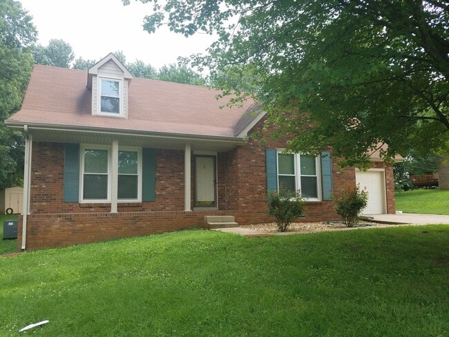 Building Photo - Exit 8! Rossview School. 4 Bed/2 Bath over...