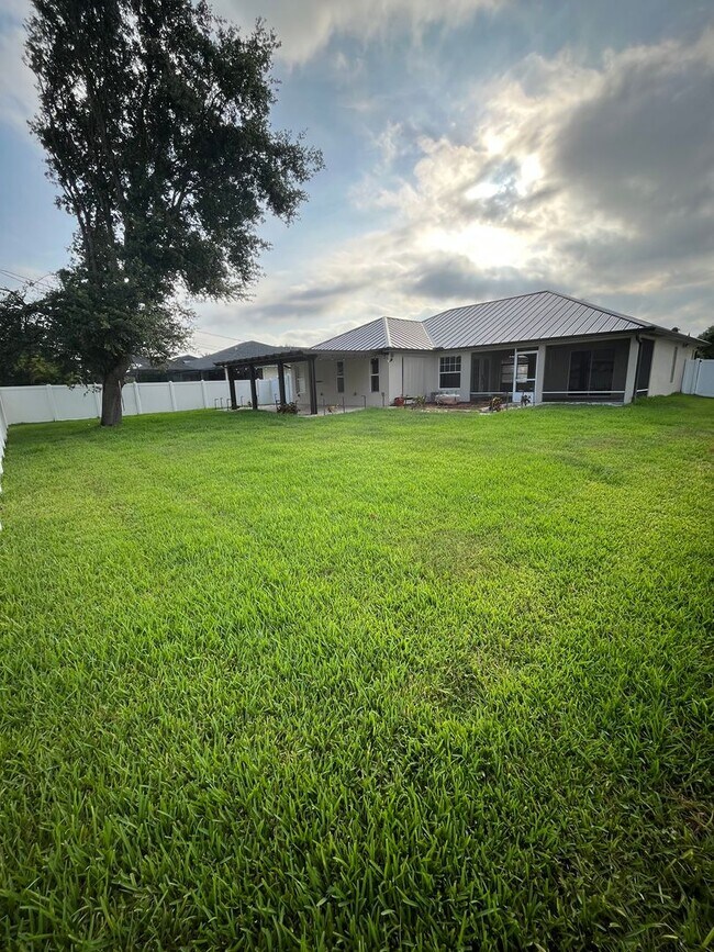 Building Photo - Convenient 3/2/2 PSL Home with Backyard Oa...