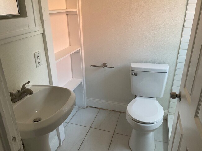 Building Photo - 1 Bedroom Close to SAC/Alamo Heights